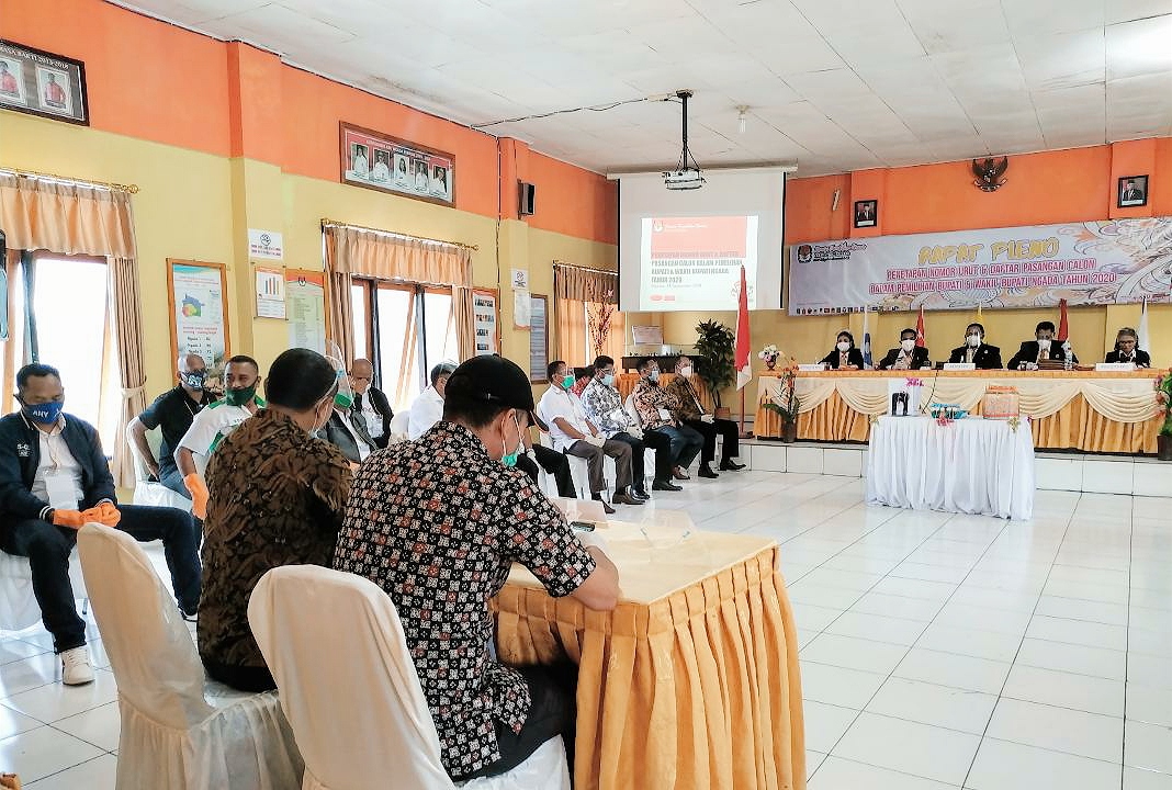 BAWASLU AWASI RAPAT PLENO TERBUKA PENGUNDIAN NOMOR URUT PASLON  DALAM PEMILIHAN BUPATI DAN WAKIL BUPATI NGADA 2020 