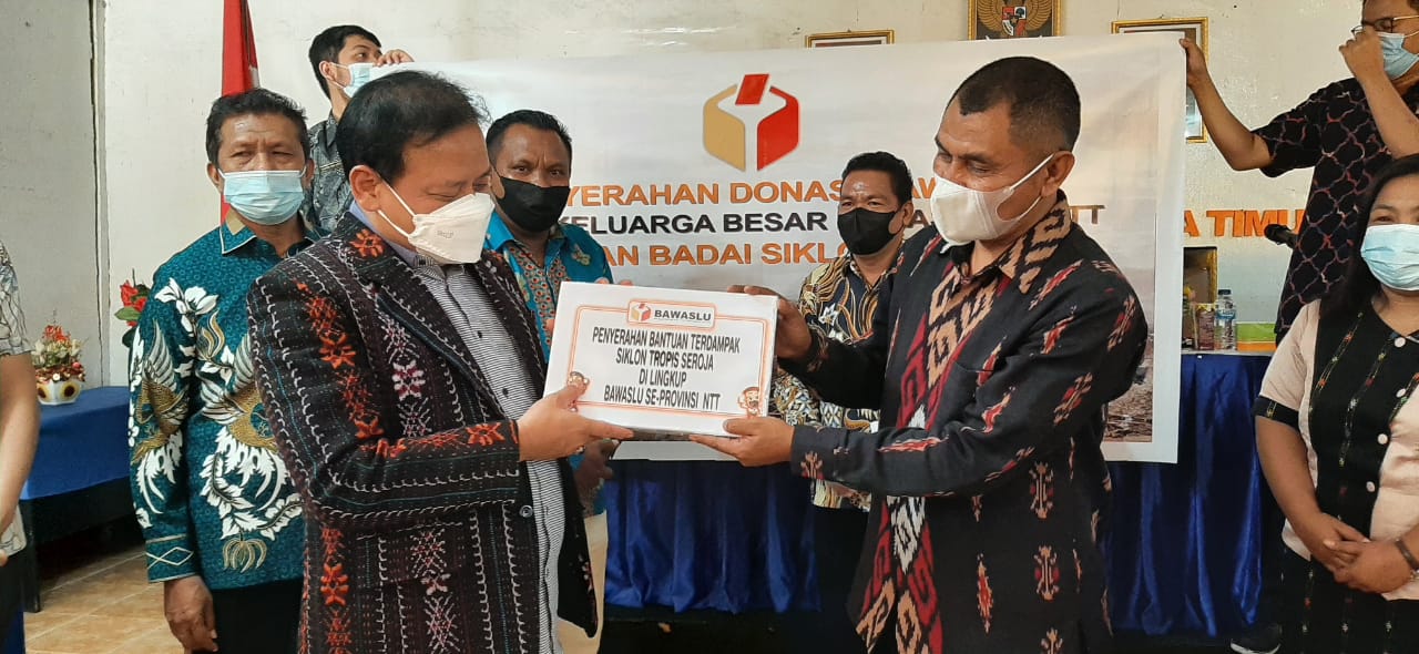 Ketua Bawaslu Republik Indonesia Serahkan Bantuan Bagi Korban Seroja Di NTT