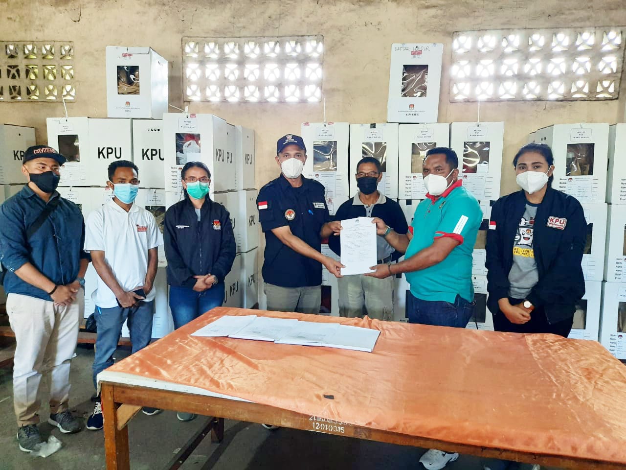 Bawaslu Ngada melakukan pengawasan ketat terhadap pembukaan kotak suara di  Gudang Logistik Logistik KPU - DPT BERKELANJUTAN
