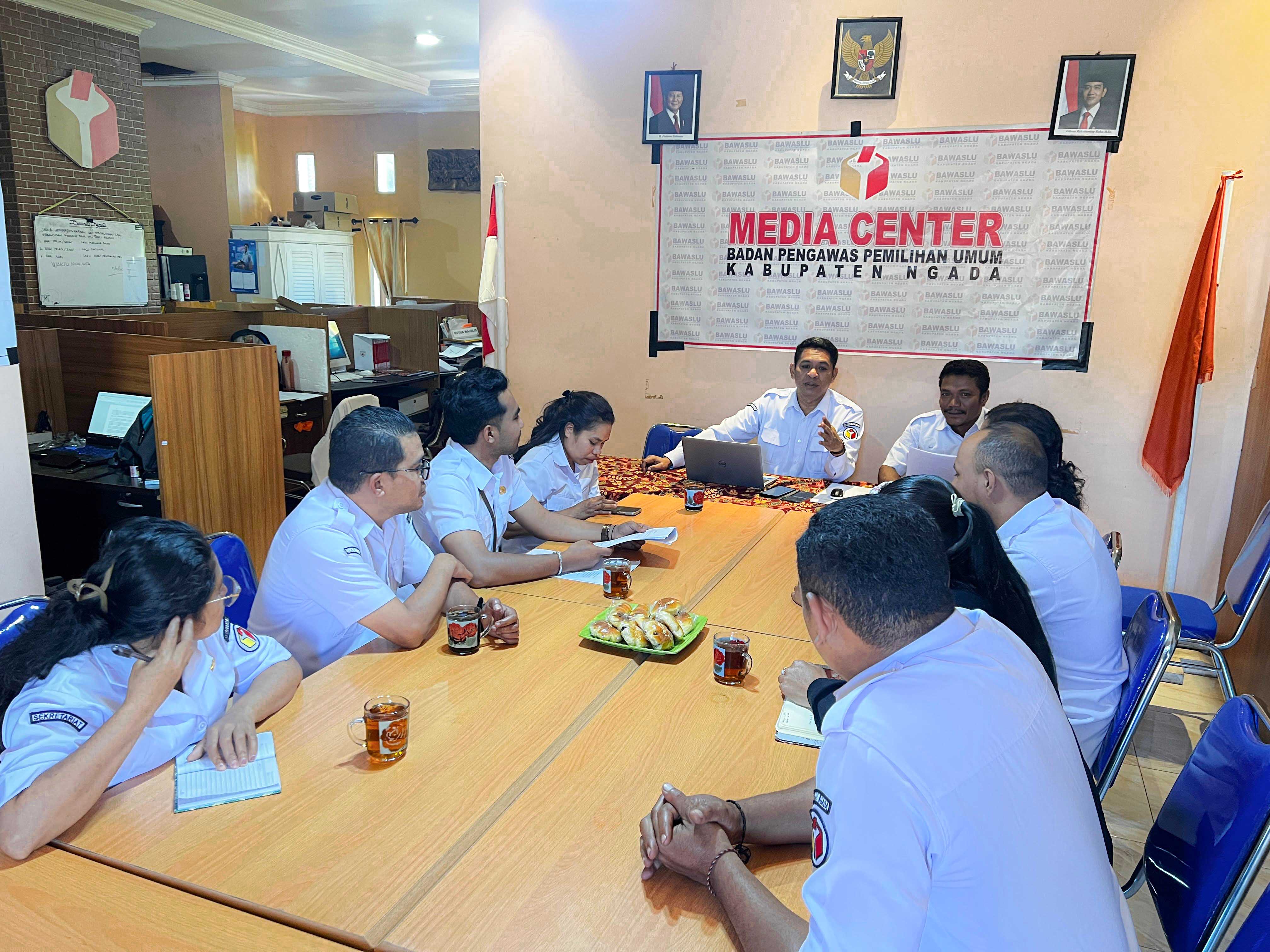 Perkuat kompetensi dalam layanan advokasi hukum, Bawaslu Ngada Gelar Rapat Layanan Bantuan Hukum