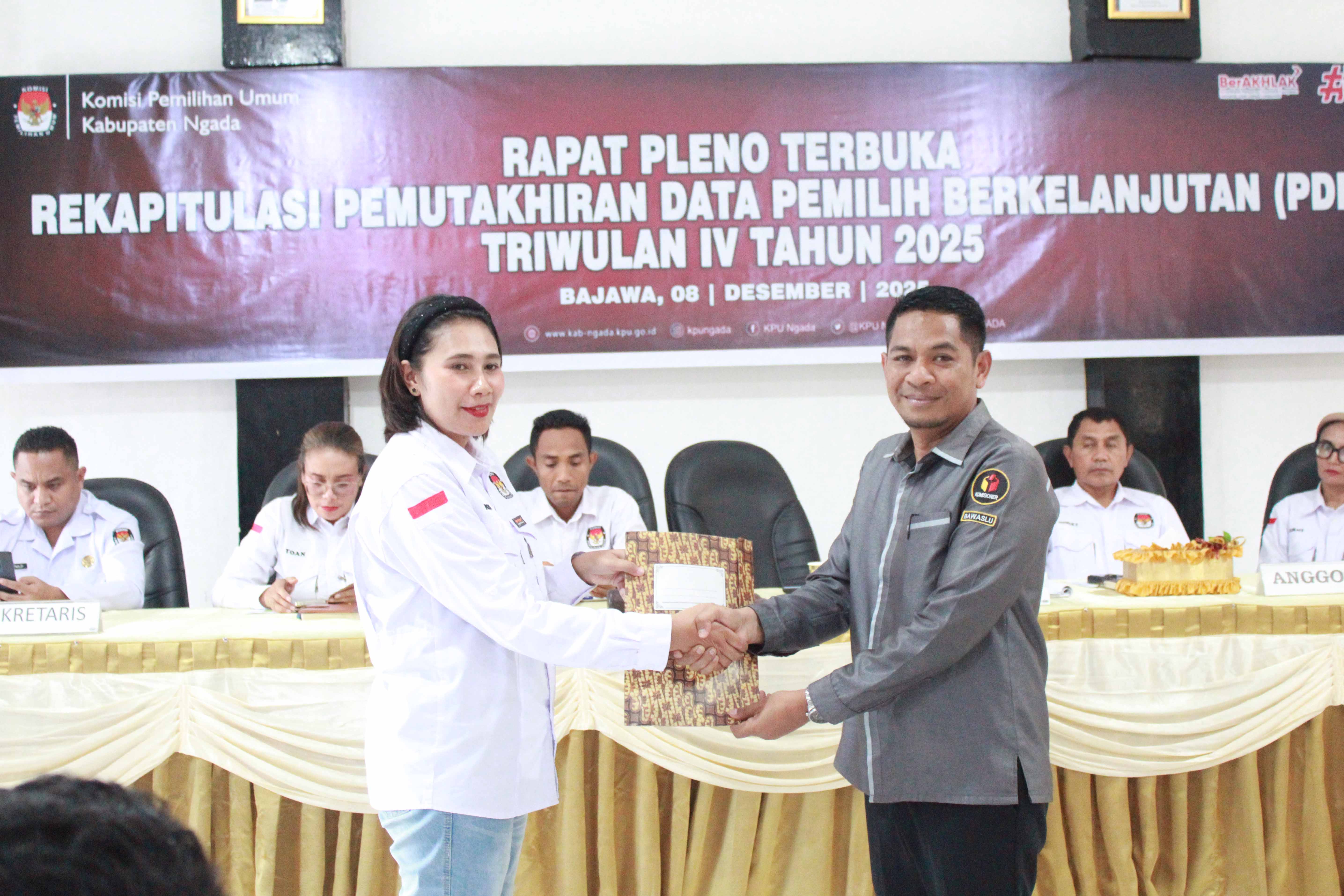 Bawaslu Ngada Awasi Rapat Pleno Terbuka Rekapitulasi PDPB Triwulan IV Tahun 2025