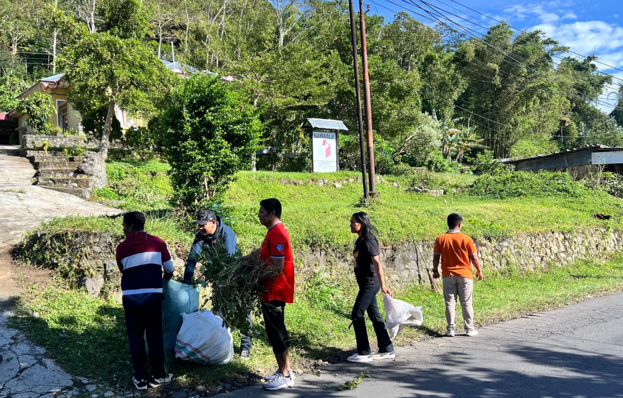 Jumat Sehati Bawaslu Lakukan Bersih Kantor