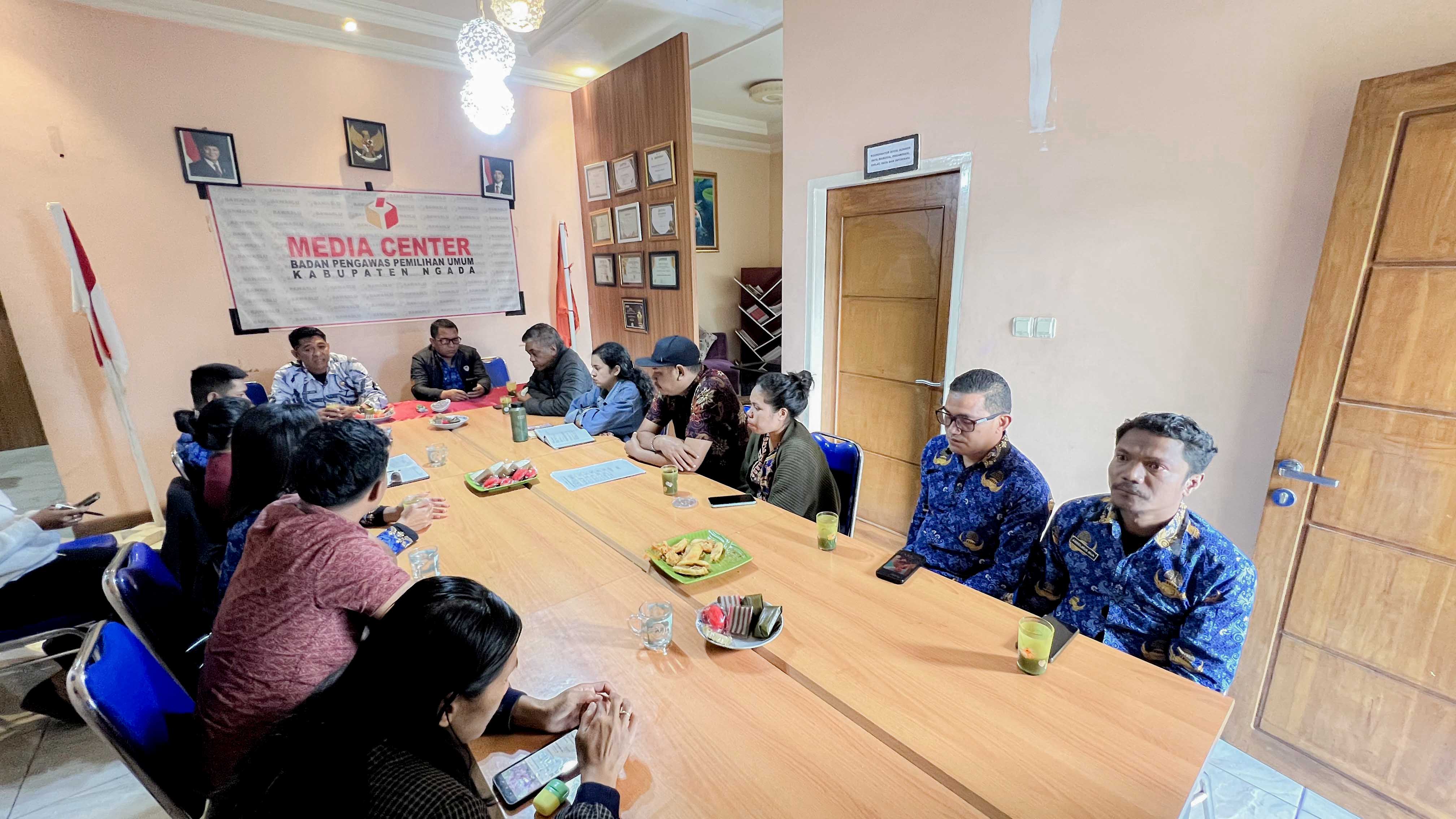 Tingkatkan Profesionalisme Kelembagaan, Bawaslu Ngada Gelar Rapat Penyusunan Kajian Hukum.
