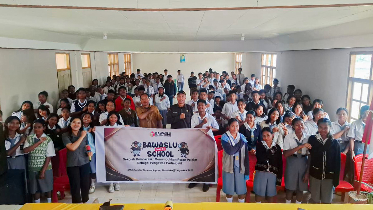 Bawaslu Ngada Tingkatkan Literasi Kepemiluan Pemilih Pemula Melalui Bawaslu Goes to School