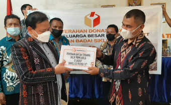 Ketua Bawaslu Republik Indonesia Serahkan Bantuan Bagi Korban Seroja Di NTT