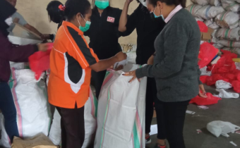 Pembukaan dan Pengosongan Kotak Suara, Bawaslu Ngada Melakukan Pengawasan  