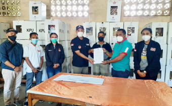 Bawaslu Ngada melakukan pengawasan ketat terhadap pembukaan kotak suara di  Gudang Logistik Logistik KPU - DPT BERKELANJUTAN