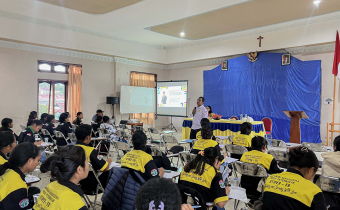 Bawaslu Ngada Bekali Mahasiswa KKNT STIPER Flores Bajawa tentang Politik dan Demokrasi Membangun Desa Menuju Ketahanan Pangan